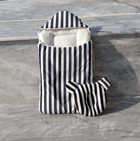 Hooded Carry Nest with Pillow - Lines/Ears