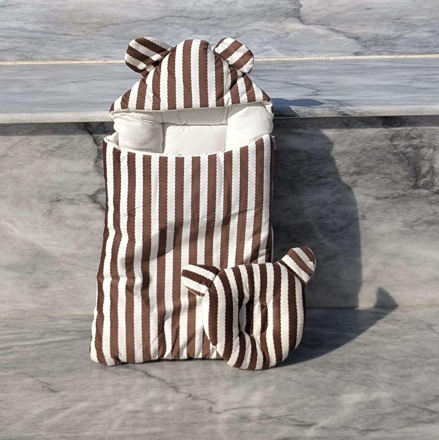 Hooded Carry Nest with Pillow - Lines/Ears