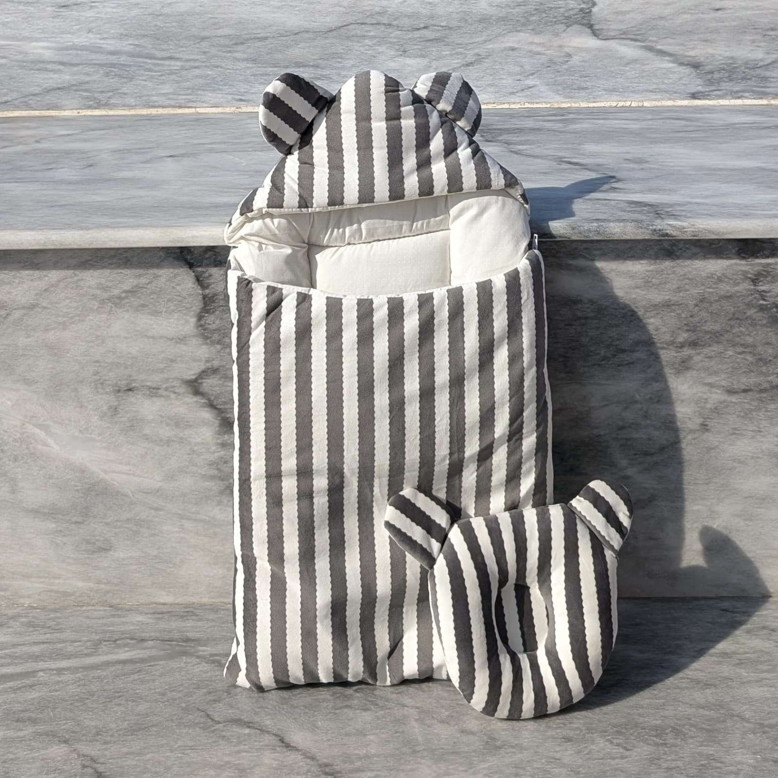 Hooded Carry Nest with Pillow - Lines/Ears