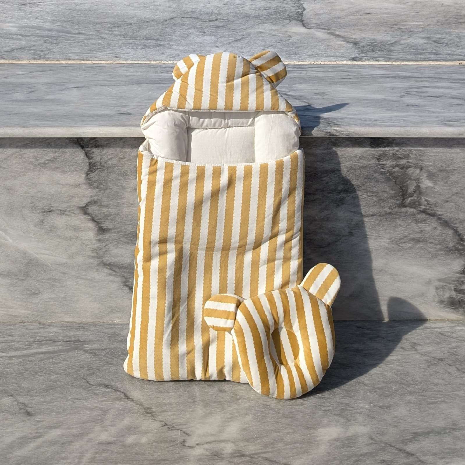 Hooded Carry Nest with Pillow - Lines/Ears