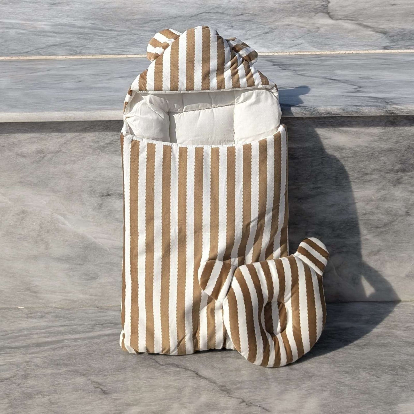 Hooded Carry Nest with Pillow - Lines/Ears