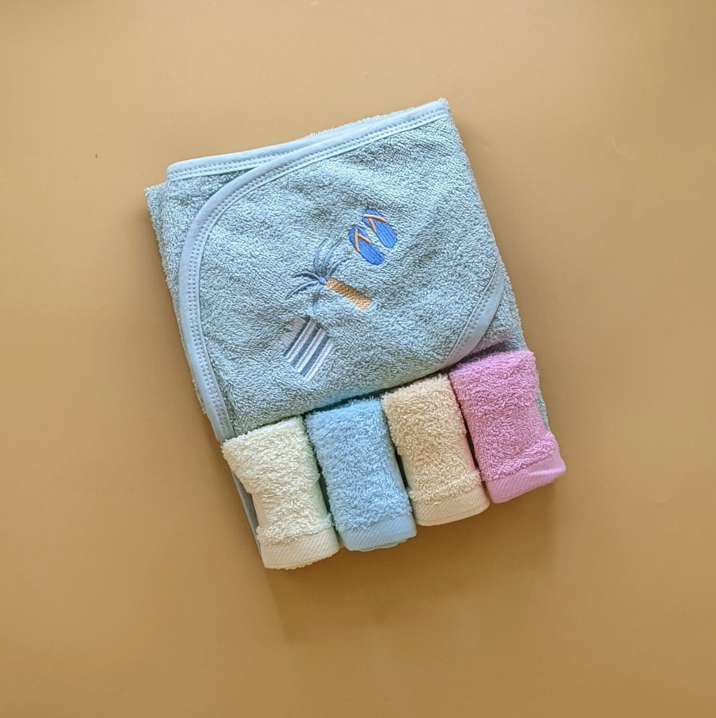 Hooded Bath Towel with 4 Pieces Face Towels