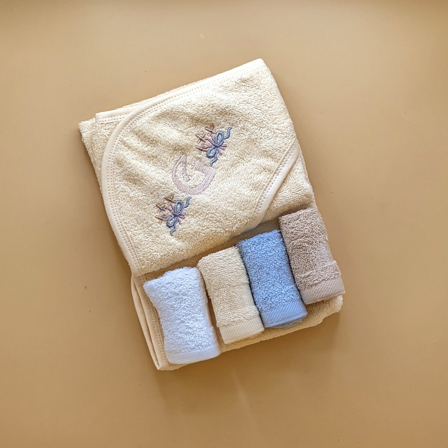 Hooded Bath Towel with 4 Pieces Face Towels