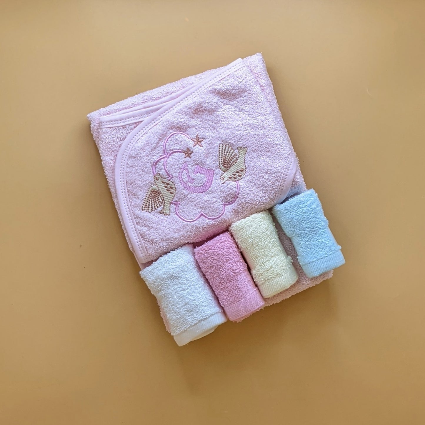 Hooded Bath Towel with 4 Pieces Face Towels