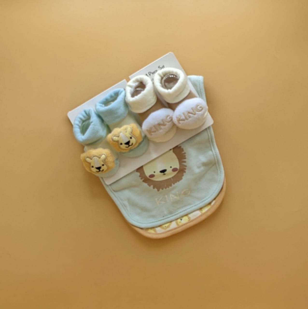 Pack of 2 Bibs & 2 Booties